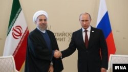 دیدار حسن روحانی رئیس جمهوری ایران (چپ) و ولادیمیر پوتین رئیس جمهوری روسیه در آستراخان - ۷ مهر ۱۳۹۳