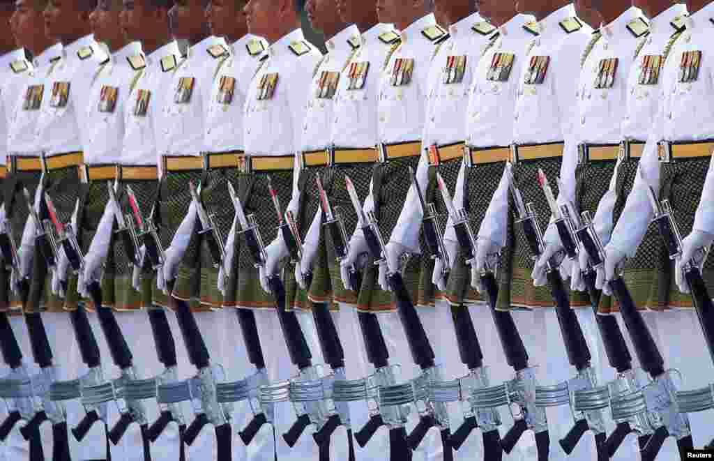 ទាហានកិត្តិយសរង់ចាំការអញ្ជើញមកដល់របស់ស្តេច Salman របស់អារ៉ាប់សាអូឌីតនៅវិមានប្រធានាធិបតីនៅក្នុងក្រុងគូឡាឡាំពួ ប្រទេសម៉ាឡេស៊ី។