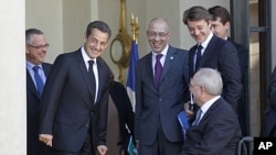 German Finance Minister Wolfgang Schaeuble, front right, looks at French President Nicolas Sarkozy, left, after a working lunch at the Elysee Palace in Paris, Oct. 14, 2011.