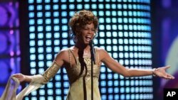 Recording artist Whitney Houston performs at the 2004 World Music Awards Wednesday, Sept. 15, 2004, at the Thomas and Mack Arena in Las Vegas. (AP Photo/Eric Jamison)