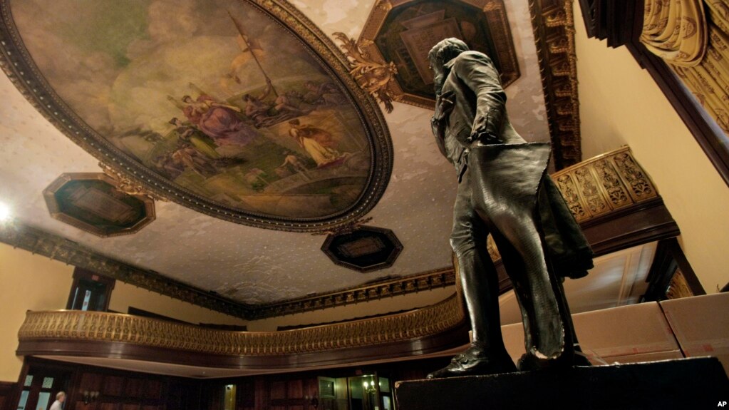 Cтатуя Томаса Джефферсона в зале заседаний Городского совета Нью-Йорка.