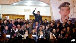 Para pendukung dan kerabat pilot Muath al-Kaseasbeh yang diduga sudah dibunuh ISIS melampiaskan kemarahan dalam unjuk rasa di Amman, Yordania (3/2).