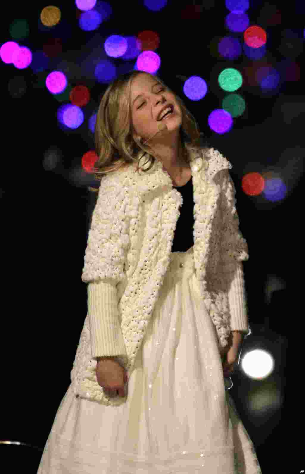 2010年12月9日，在白宫圣诞树亮灯仪式上，来自美国匹茨堡的小歌星杰基&middot;伊万科和美国总统奥巴马及其家人一起唱歌