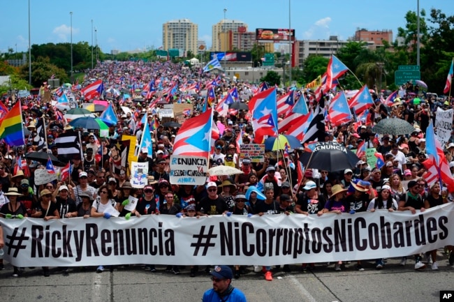 Miles de puertorriqueños se reunieron en una importante carretera de Puerto Rico, el lunes 22 de julio de 2019, para la que podría ser una de las protestas más grandes que se haya visto en el territorio estadounidense, con los isleños furiosos y exigiendo la renuncia del gobernador Ricardo Rossello, en San Juan, Puerto Rico.