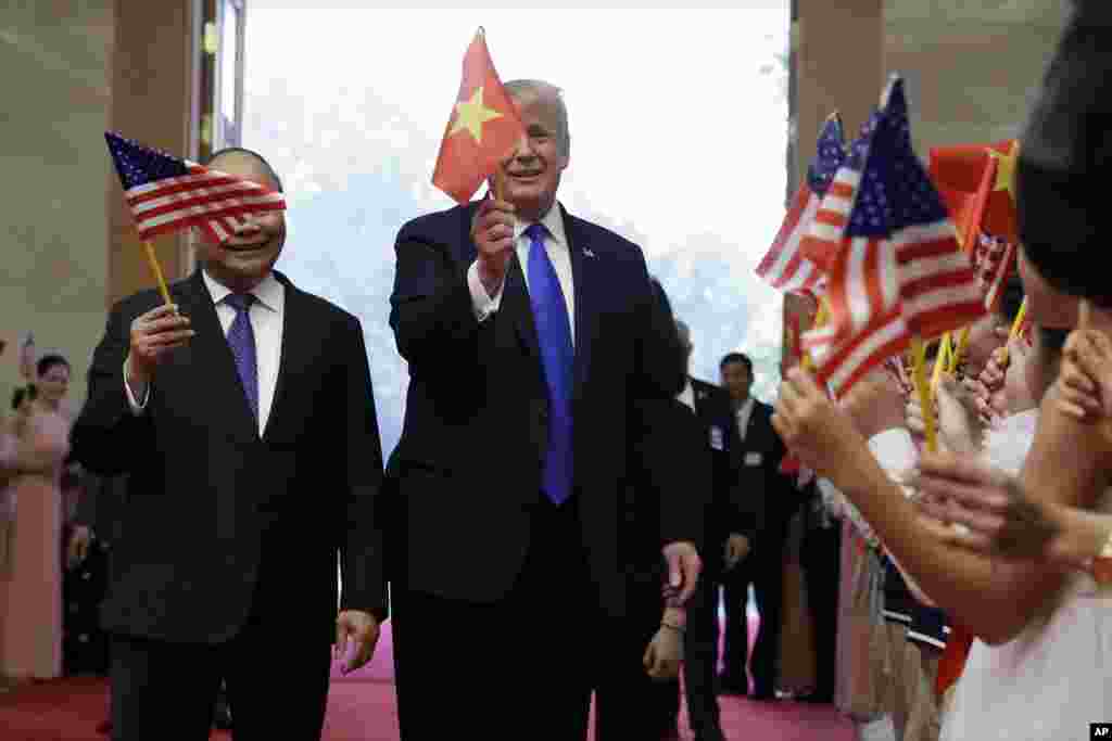 دیدار مقامهای آمریکا و ویتنام |پرزیدنت ترامپ و نگوین هوان فوک نخست وزیر ویتنام در ساختمان دولت ویتنام.