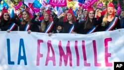 Ribuan orang unjukrasa di Paris menyerukan pencabutan UU perkawinan sejenis hari Minggu (16/10). 