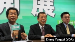 民進黨前主席謝長廷(中)在記者會上宣佈訪問中國