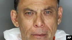 Esta foto de fichaje provista por el Departamento de Policía de Sacramento, California, el viernes 24 de marzo del 2017 muestra a Salvador Vásquez-Oliva. La policía arrestó el viernes a Vásquez-Oliva como sospechoso de homicidio en conexión con los asesinatos de dos adultos y otro par de juveniles cometidos un día antes en Sacramento.