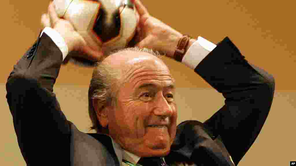 Shugaban FIFA Sepp Blatter yana jefawa &#39;yan jarida kwallo bayan kammala ganawa da su a kasar Jamus. Dec. 7, 2005