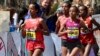 Buzunesh Deba, à gauche, d'Éthiopie, participe au 118e marathon de Boston à Wellesley, au Massachusetts, le 21 avril 2014.