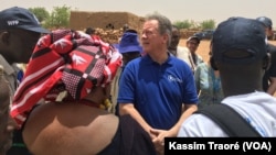 David Beasley, directeur exécutif du PAM, à Koundougou, au Mali, le 20 mai 2018. (VOA/Kassim Traoré)