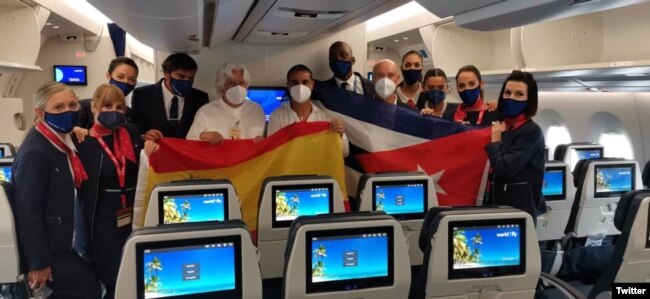 Awak World2Fly berfoto bersama sebelum penerbangan pertama dari Madrid ke LaHabana, 23 September 2021. (Twitter/@World2FlyHelp)