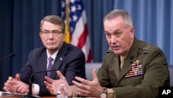 Le chef d'état-major interarmées américain Joseph Dunford avec le Secrétaire à la Défense Ash Carter, pendant une conférence de presse au Pentagon, le 25 mars, 2016.