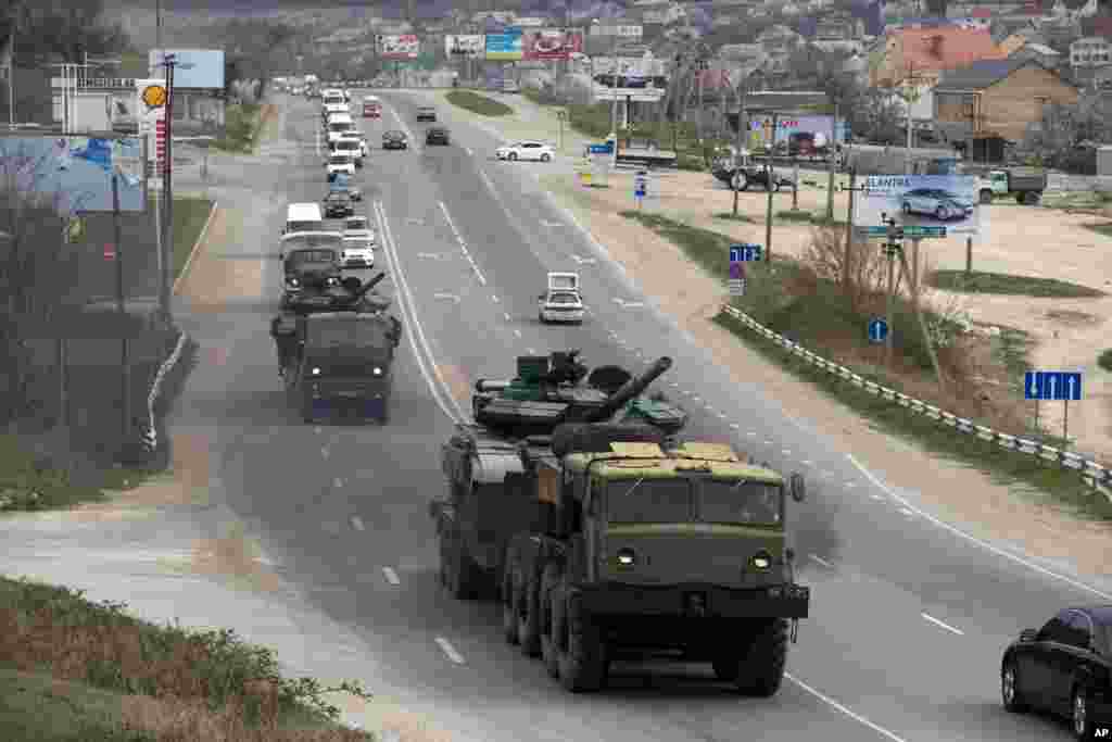 Xe tăng của Ukraine được vận chuyển từ căn cứ quân sự ở Perevalne, bên ngoài Simferopol, Crimea, ngày 26/3/2014. Chính phủ lâm thời Ukraina ra lệnh cho các binh sĩ rút khỏi Crimea, sau khi lực lượng Nga chiếm quyền kiểm soát 3 căn cứ quân sự khác nhau trong vòng 3 ngày.