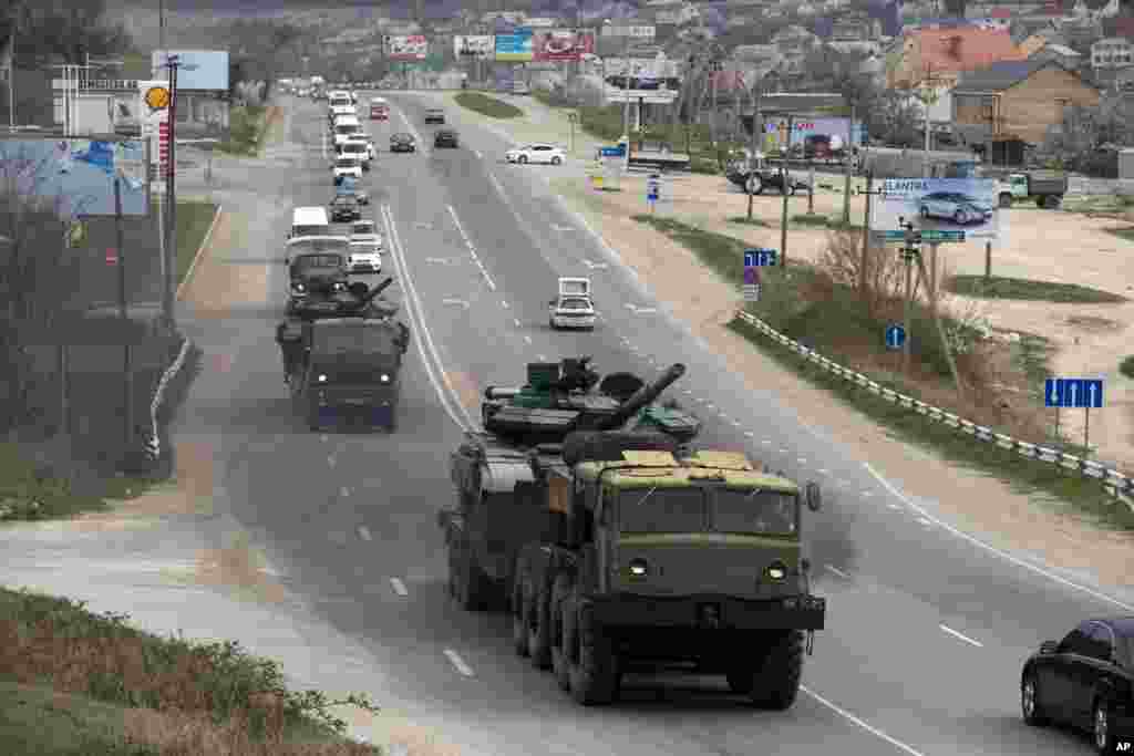 Ukrainian tanks are transported from their base in Perevalne, outside Simferopol, Crimea, March 26, 2014. 