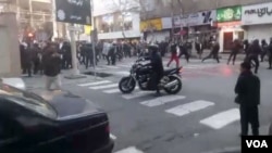 درگیری پلیس با دراویش در تجمع مقابل کلانتری خیابان پاسداران تهران