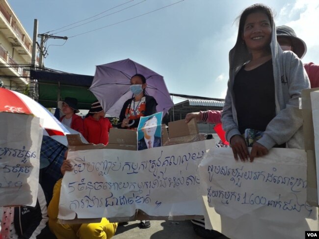 កម្មករ​នៅ​រោងចក្រ​កាត់ដេរដាប់​ប៊ិលយូ​ អ៊ែនដ៍​ ឌីកម្ពុជា(W&D Cambodia Co., LTD) រាប់រយ​នាក់​នៅ​សង្កាត់​ស្ទឹងមាន​ជ័យ ក្រុង​ភ្នំពេញ ​នៅ​ថ្ងៃសៅរ៍​ទី​៥​ ខែមករា​ ឆ្នាំ​២០១៩​ ធ្វើ​កូដកម្ម​បិទ​ផ្លូវ​ ទាមទារ​ប្រាក់​អតីត​ភាព​ការងារ​ពី​ថៅកែ​រោង​ចក្រ។ (ហ៊ុល រស្មី/VOA)