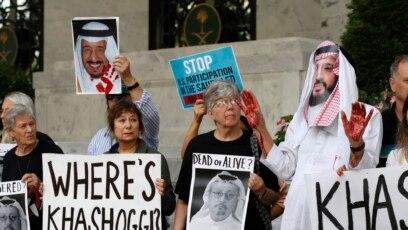 Đám đông biểu tình trước đại sứ quán Saudi ở thủ đô Washington, để phản đối vụ nhà báo Jamal Khashoggi bị mất tích. Ảnh chụp ngày 10/10/2018 tại Washington. (AP Photo/Jacquelyn Martin)