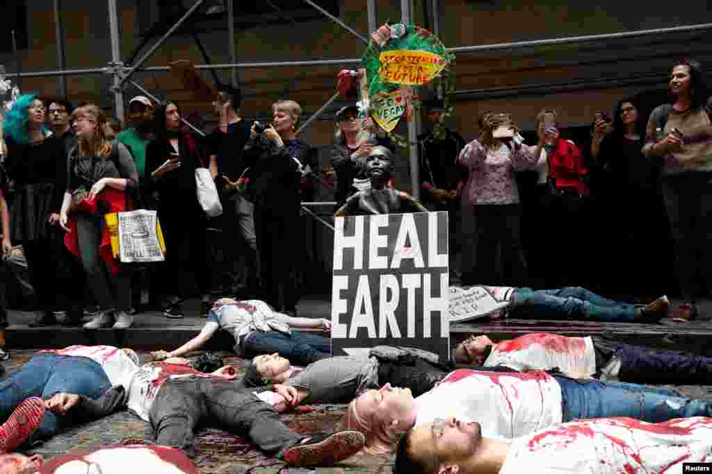 Watetea mabadiliko ya hali ya hewa wakikusanyika katika mtaa wafedha wa New York, Wall St in wakati wa malalamiko ya kundi la Extinction Rebellion October 7, 2019. REUTERS