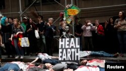 Activistas del cambio climático protestan en Wall St., en el Bajo Manhattan, durante las protestas de la Rebelión de la Extinción en la ciudad de Nueva York, el 7 de octubre de 2019. REUTERS / Shannon Stapleton.