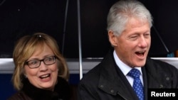 미국의 빌 클린턴 전 대통령(오른쪽)과 부인 힐러리 클린턴 전 국무장관. (자료사진)