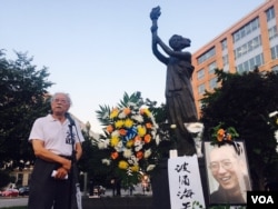 美国首都华盛顿100多名华人聚集在共产主义受难者纪念碑下悼念刘晓波，图为流亡作家郑义发言（美国之音萧雨拍摄）。美国政府和人民反对共产党。