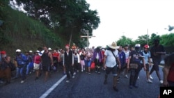 Una caravana de migrantes, en su mayoría centroamericanos, avanza por una carretera del estado mexicano de Chiapas rumbo a la frontera de Estados Unidos el 25 de octubre de 2021.