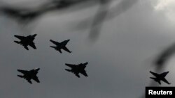 Dos F/A-18 Hornets de la aviación australiana y tres jets F-15C Eagle de Estados Unidos entrenan sobre el puerto de Sydney.