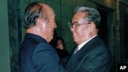 지난 1991년 북한 김일성 주석(오른쪽)과 만났던 통일교 창시자 문선명 총재. 문 총재는 3일 새벽 노환으로 타계했다.