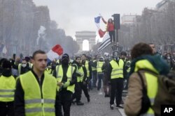 Las protestas de los "chalecos amarillos" en Francia reclamaron por el alza de lo precios del combustible y la carestía de la vida en el país europeo.