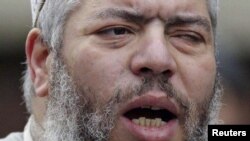 El clérigo islámico Abu Hamza al-Masi, manco y tuerto, fue imán de la mezquita londinense de Finsbury Park.