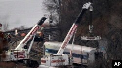 Des grues soulèvent une voiture train Metro-North qui a déraillé dans le quartier du Bronx à New York, l2 décembre 2013. 