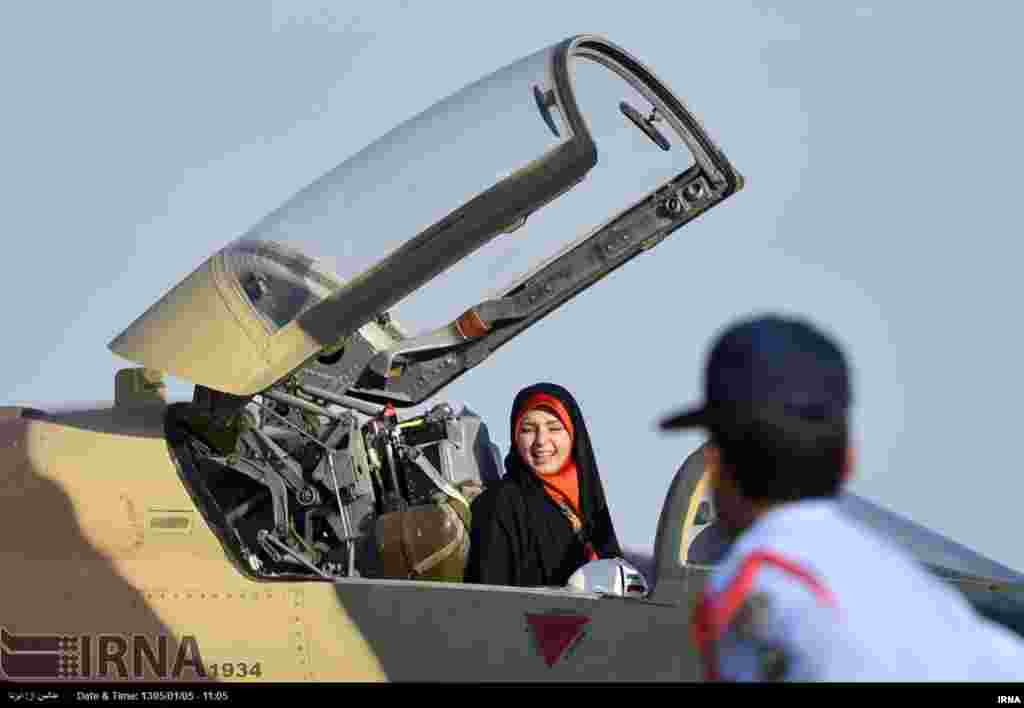 این هم یک زن در دزفول که در حاشیه "نمایشگاه چهارم شکاری شهید وحدتی" و نمایش هوایی، فرصت را مغتنم شمرده و جای خلبان نشسته است. عکس: مهدی رشنو، ایرنا