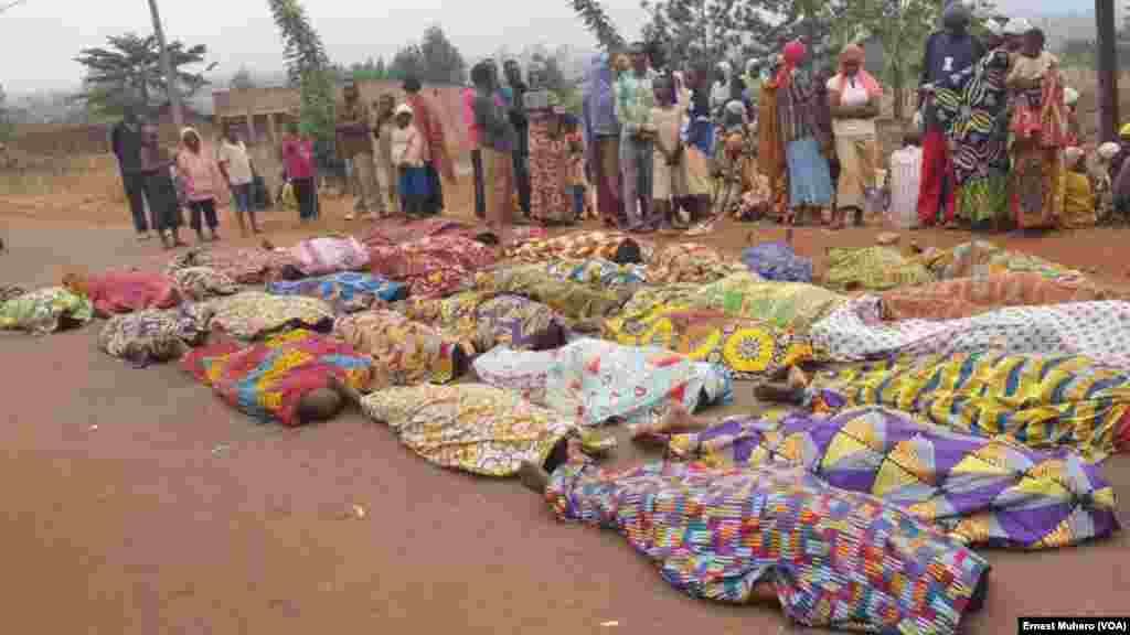 La communauté burundaise montre ses morts sur la grande route, non loin d&rsquo;une base de la Mission des Nations unies au Congo (Monusco), Kamanyola, Sud-Kivu, 16 septembre 2017. (VOA/Ernest Muhero)