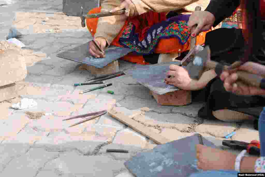 طالبات پتھر پر نقش و نگار بنانے کی تربیت حاصل کر رہی ہیں