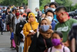 Penumpang yang memakai masker pelindung mengantre untuk uji antigen cepat di Bandara Soekarno Hatta, Tangerang, 22 Desember 2020. (Foto: Antara/Fauzan via Reuters)