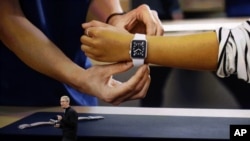 Tổng giám đốc Apple Tim Cook nói về sản phẩm mới nhất của công ty Đồng hồ Apple trong buổi giới thiệu sản phẩm ở San Francisco, 9/3/15