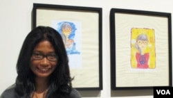 Deidra Mesayu (15 tahun) di depan karya serial komiknya 'Dunia Butuh Seorang Deidra'.