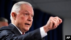 El fiscal general de EE. UU., Jeff Sessions, durante una conferencia de prensa en el edificio Moakley Federal Building en Boston, Massachusetts.