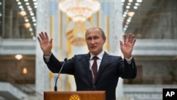 ​​លោក​​​ប្រធានាធិបតី​​​រុស្សីVladimir Putin កំពុង​​​ថ្លែង​​​ទៅ​​​កាន់​​​ក្រុម​​​អ្នក​​​សារព័ត៌មាន​​​​​​បន្ទាប់​​​ពី​​​ជំនួប​​​ជា​​​មួយ​​​ប្រធានាធិបតី​​​អ៊ុយក្រែន​​​នី​​​ក្នុង​​​ទីក្រុង​​​​​​ Minsk ​​​ក្នុង​​​ប្រទេស​​​បេឡារុស​​​កាល​​​ពី​​​ថ្ងៃ​​​ទី​​​២៧​​​ខែ​​​សីហា​​​ឆ្នាំ​​​២០១៤។