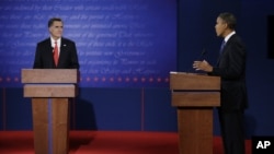 Tổng thống Obama (phải), ứng cử viên Đảng Dân Chủ và cựu Thống đốc bang Massachusetts Mitt Romney, ứng cử viên đảng Cộng hòa trong cuộc tranh luận lần thứ nhất, tại Đại học Denver