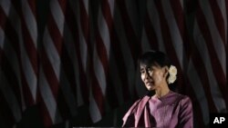 La líder birmana Aung San Suu Kyi habla en el Centro de Convenciones de Los Ángeles, el martes 2 de octubre de 2012.