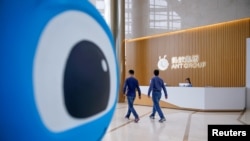 Logo Ant Group di kantor pusat perusahaan, afiliasi dari Alibaba, di Hangzhou, Provinsi Zhejiang, Cina 29 Oktober 2020. (Foto: Reuters/Aly Song)