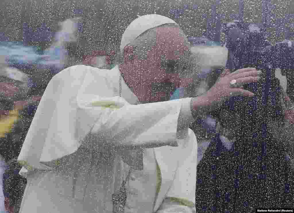 Papa Francisco abençoa um jovem na chegada ao santuário de Nossa Senhora de Aparecida, São Paulo. Hoje o papa celebrará a sua primeira missa no Brasil.