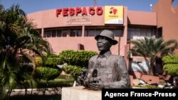 ARCHIVES - Une statue de Paulin Soumanou Vieyra, considéré comme le précurseur du cinéma africain, au siège du Fespaco à Ouagadougou, au Burkina Faso, le 14 octobre 2021.