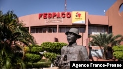 Une statue de Paulin Soumanou Vieyra, considéré comme le précurseur du cinéma africain, se dresse au siège du Festival panafricain du film et de la télévision, à Ouagadougou, le 14 octobre 2021.