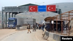 Сирійці на кордоні з Туреччиною