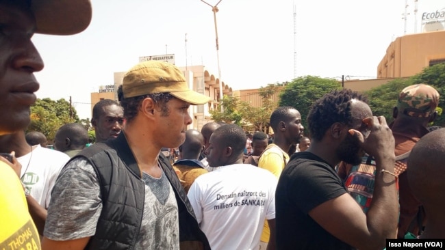 En images : manifestation spontanée des Burkinabè contre la libération du général Bassolé