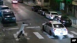 Tersangka Edward Archer (kiri) menembaki seorang polisi di Philadelphia, Kamis malam (7/1).
