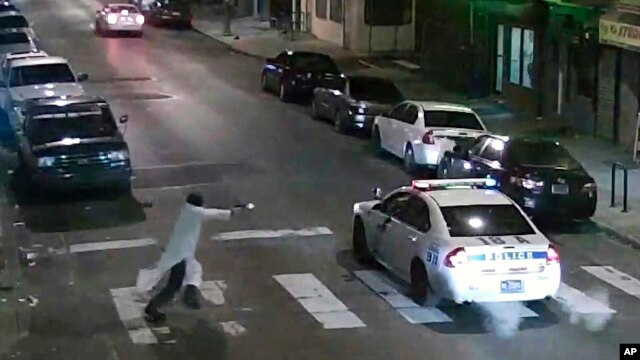 El oficial de policía Jesse Hartnett fue atacado en Filadelfia por Edward Archer, quien admitió el ataque.
